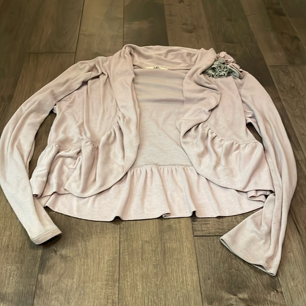 Ya Los Angeles pale pink open long sleeve blazer-esqu look. Pair with jeans